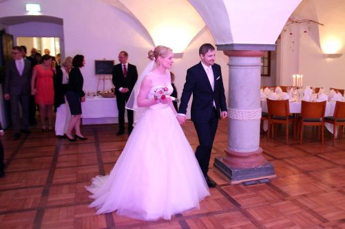Brautpaar betritt den Saal, Hochzeit im schloss, Hochzeitsfotograf wolfenbüttel